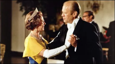 Lors dun dîner à Windsor, la reine Élizabeth II aurait déclaré quelle essayait toujours de danser quand la chanson "Lay All Your Love On Me" du groupe ABBA arrivait.