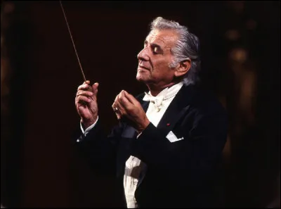 Leonard Bernstein est un chef d'orchestre célèbre, notamment pour la partition musicale de quelle comédie musicale ?