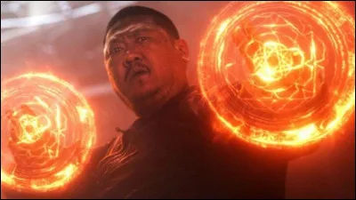 Qui Wong combat-il dans une scène de "Shang-chi et la Légende des dix anneaux" ?