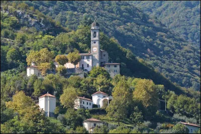 Comme vous l'avez remarqué, nous parlons de cuisine au fromage.
En dessert fruité, voilà qui arrive une belle coupelle de fraises accompagnées d'une crémeuse spécialité blanche, presque mousseuse, italienne, au très léger goût acidulé.