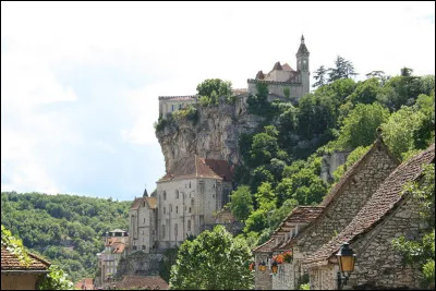 Une envie de salade ! Faites-vous plaisir avec feuilles découpées en lanières, tomates en tranches, quelques olives, déposez avec soin une tranche de fromage* au lait de chèvre, à peine fondue au four. Disposez aussi une chiffonnade de jambon cru.
Lequel* entre dans la composition, si je vous dis qu'il provient du département du Lot ?