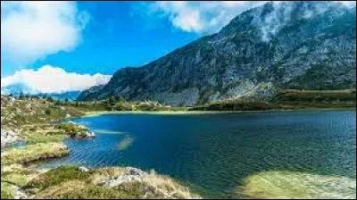 On parle toujours de fondue savoyarde, mais il en existe une excellente faite avec un fromage* des Pyrénées.
Lequel* est-ce ?