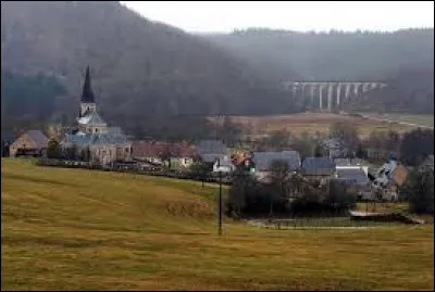 Vous avez sur cette image Montreuillon en premier-plan, avec son aqueduc en arrière-plan. Village de Bourgogne-Franche-Comté, dans l'arrondissement de Clamecy, il se situe dans le département ...