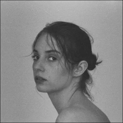 Avec quel chapeau voit-on Maya Hawke dans le clip de son single "By Myself" ?