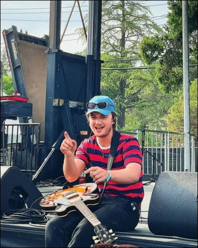 De quel groupe de rock psychédélique Joe Keery fait-il partie avant de le quitter, en 2019, en raison de ses engagements d'acteur ?