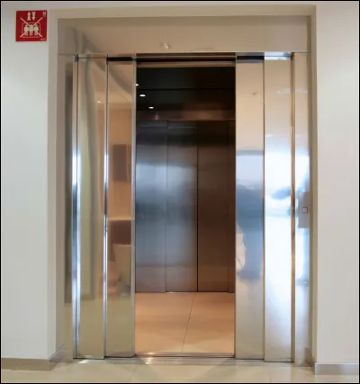 Tu vas à ce fameux bal... Là-bas, tu grimpes dans un ascenseur, qui se bloque littéralement. Les lumières s'éteignent. 
J'ai oublié de préciser que tu es venu une heure plus tôt pour réviser les pas de danse. Que fais-tu ?