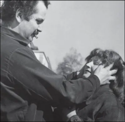 Qui chante en 1956 : "Je n'avais jamais ôté mon chapeau
Devant personne...
Maintenant je rampe et je fais le beau" ?
Quand elle me sonne" ?