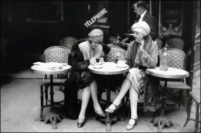 Quelle chanteuse interprète ce standard des années 30 : "C'est Paris, Paris tout entier
Le voir un jour
C'est mon rêve joli" ?