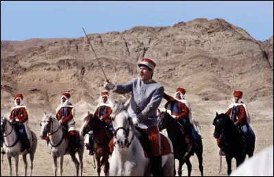 Le désert est dans le film mais pas dans le titre : quel est le réalisateur de "Fort Saganne" ?