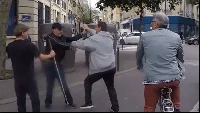 Mise en situation : Tu te balades dans la rue. Tout semble calme jusqu'à ce que tu arrives auprès d'une route et que tu voies quelqu'un se faire frapper. Quelle est ta réaction ?