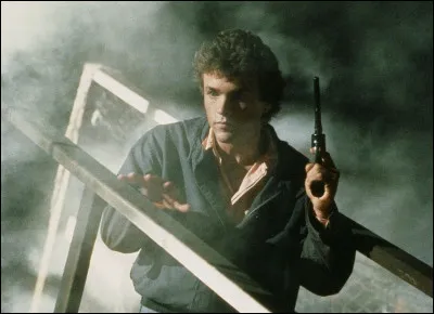 Dans cette série, il n'a pas eu de chance, il s'est fait mordre par un loup-garou, vous savez ce qui se passe quand c'est le cas, vous vous transformez à votre tour, seule solution pour y échapper, éliminer le mâle alpha !