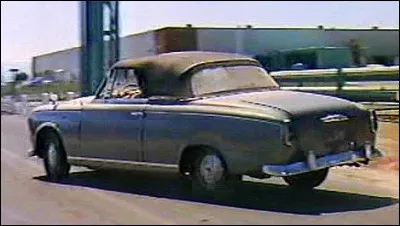 Et si on ajoutait à ça un imper qui a connu des jours nettement meilleurs ?