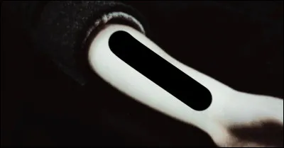 Dans "Harry Potter et les Reliques de la Mort" (partie 1), qu'est-ce que Bellatrix Lestrange &eacute;crit sur le bras d'Hermione Granger avec ses dents ?