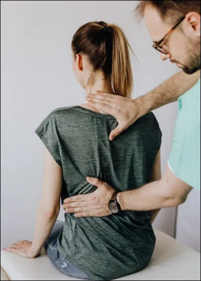 Quelle affirmation à propos de la colonne vertébrale est fausse ?