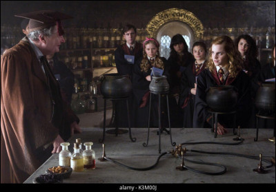 Hermione Granger : Dans Harry Potter et le Prince de sang-mêlé, quelles odeurs Hermione reconnaît-elle en sentant la potion d'amour du professeur Horas Sughorne ?