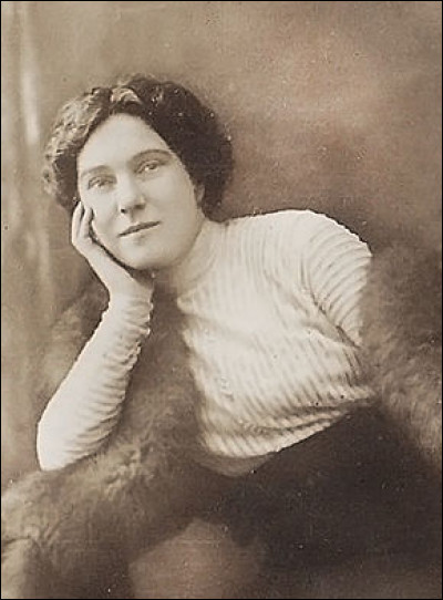 Quel roman de Jules Renard a été adapté au théâtre en 1900 avec Suzanne Desprès dans le rôle-titre ?