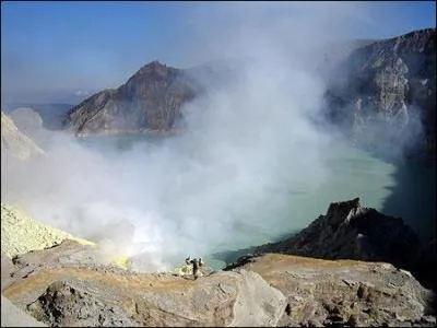 Dans la saison 4, les candidats rencontrent les porteurs de soufre. Sur quel volcan sont-t-ils ?