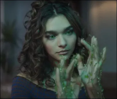 Qui est l’actrice de Flora ?