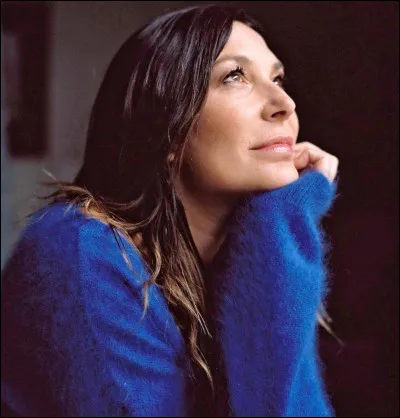 "Ils ont commis le péché originel
Ils n'auront pas d'héritiers
Mais quel amour est idéal ?
Ils vont de fêtes en défaites
Glamour toujours
Pourtant la guerre, ils l'ont faite
Pour oser s'aimer au grand jour
S'aimer d'amour"

Quelle est cette chanson ?