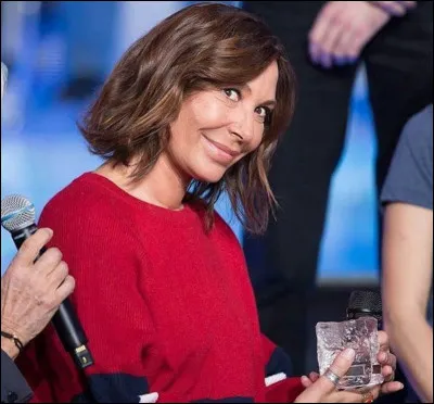 "Combien de Blandine, de Thibaut, de Fanny
Vont boire un café et puis
Sauter dans un jean, un métro, un taxi
Et sortir sans faire de bruit
Et sortir sans faire de bruit
Combien de Paul, de Pierre, de Maïan et d'Hadji
Vont aller faire aujourd'hui
La même chose qu'hier, eux ce qu'ils ont choisi
C'est d'aller sauver des vies
C'est d'aller sauver des vies"

Quelle est cette chanson ?