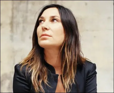 "Même lit, même camp
Ni l'un et l'autre ne s'entend
Même vent, mêmes envies
Ca ne nous arrive pas souvent
On attend, on s'attend
À vivre la même vie
Et pourtant, et pourtant seulement
Ce qui nous sépare nous unit"

Quelle est cette chanson ?