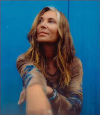 "On peut dire ce qu'on est mais pas ce qu'on sera
On peut dire que l'on a pas eu le choix
La vie ne nous a pas demandé notre avis
On en prend plein la gueule, on n'en parle plus
Alors on trime toute la semaine en attendant samedi
Quand on retrouvera nos rêves partis
On sort de notre boite pour rentrer dans une autre
Et comme ça la boucle est bouclée, on n'en parle plus"

Quelle est cette chanson ?