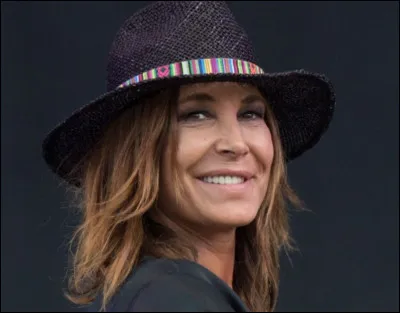 "Se met-il à ma place
Quelquefois
Quand mes ailes se froissent
Et mes îles se noient
Je plie sous le poids
Plie sous le poids
De cette moitié de femme
Qu'il veut que je sois
Je veux bien faire la belle"

Quelle est cette chanson ?