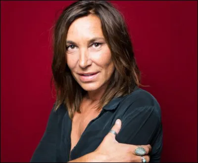 "Ça n'est pas du rimmel sur mes yeux
Ni du rouge à mes lèvres
C'est pas ce que tu crois
Juste que c'est beau
Ça n'est pas ma robe qui vole un peu
Pas pour que tu voies mes jambes
C'est pas ce que tu crois
Juste que j'ai chaud"

Quelle est cette chanson ?