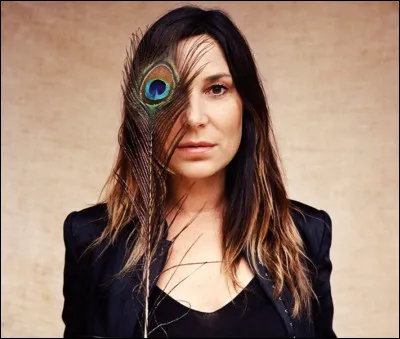 "Enfants sages, qui tournent dans les cages
De nos têtes brûlées 
Ce que nos âmes sont
Ou ce qu'elles pensent 
De nous, de la violence, de nos guerres déclarées
Ce que nos âmes sont belles 
Mais nous, les hommes cruels 
Nous leurs coupons les ailes, nous leur tordons le cou 
Ce que nos âmes ont souffert
D'être de nouveau prisonnières"

Quelle est cette chanson ?