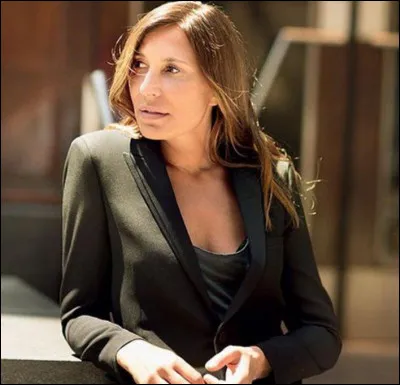 "Depuis que le monde est monde,
On nous le dit,
S'il te fait les yeux doux,
Ma fille tu t'enfuis.
Et s'il hurle dans ta cour,
N'ouvre surtout pas !" 

Quelle est cette chanson ?