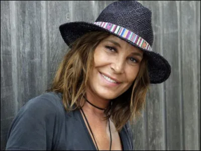 "On oublie les adresses
Comme les gens qui nous blessent
On oublie sans cesse
Les jours d'anniversaire
Et nos clés, les repères, on les perd
On oubliera les chaînes
De nos vies qui se traînent
On oublie quand même
Mais il est une chose à laquelle
Nous resterons fidèles"

Quelle est cette chanson ?