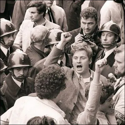 Lequel de ces slogans de Mai 68, qui a inspir&eacute; une chanson &agrave; L&eacute;o Ferr&eacute;, n�a pas fait partie des affiches cr&eacute;&eacute;es par l�atelier des Beaux-Arts ?