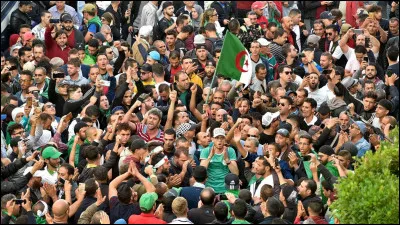 Voici la définition d'un type de biais cognitif : 
"Le foyer attentionnel s’oriente loin du stimulus émotionnel : les personnes anxieuses sociales par exemple se focalisent sur les objets non sociaux afin d’éviter les stimulus sociaux et le stress."
Comment se nomme ce biais cognitif ?