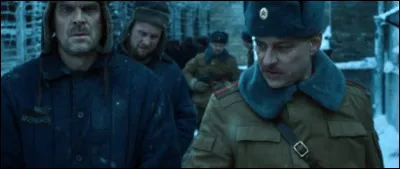 Qui aide Hopper à s'échapper de la prison, et avec qui ?