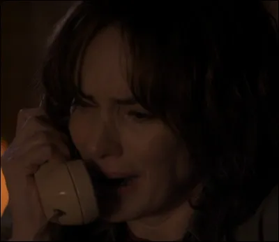 Qu'entend Joyce dans le téléphone avant qu'il brûle ?