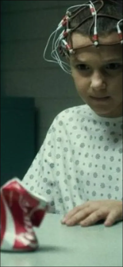 Comment s'appelle le scientifique responsable des expériences du laboratoire ?