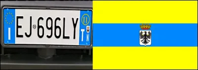 ...
Nous partîmes (en Fiat) 500, mais par un prompt renfort,
Nous nous vîmes à [... ?], en arrivant au port...