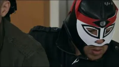 Que contenait le 'butin ' prit par le braqueur au masque rouge ?