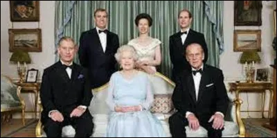 Durant sa vie, elle devra gérer différents problèmes familiaux, surtout le divorce d'un certain nombre de ses enfants, dont Charles III, alors prince de Galles avec Lady Di, qui avec sa mort tragique, laisse une trace indélébile sur son règne ainsi que sur son fils.
Combien de ses enfants ont divorcé ?