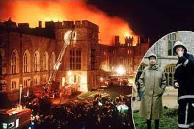 Le 20 novembre 1992, survient l'incendie du château de Windsor, qui subit de gros dommages matériels et historiques.
Le feu a commencé à 11h15 du matin dans la chapelle privée de la reine. Quelle en est la cause ?
