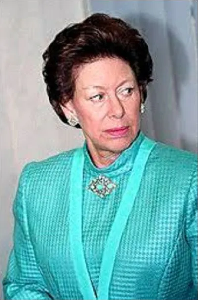 En 2002, alors qu'elle prépare sont jubilé d'or, elle perd simultanément, en février et mars, sa sur, la princesse Margaret à l'âge de 71 ans, et sa mère âgée de 101 ans dans son sommeil.
De quoi est morte la princesse Margaret ?