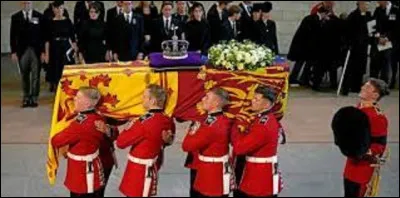 Le 8 septembre en fin d'après-midi, dans son château de Balmoral, en Écosse, Élisabeth II s'éteint tranquillement après 70 ans, 7 mois et 2 jours de règne. On connaît la suite, 12 jours des funérailles, et hommages grandioses eurent lieu dans tout le pays et à l'international. Les représentants de plus de 100 pays vinrent lui rendre un dernier hommage, mais lesquels ne furent pas conviés ?