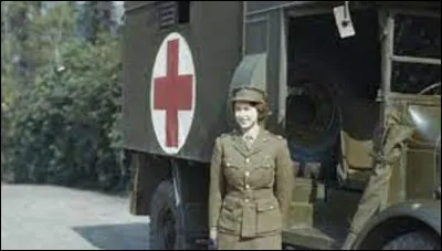 Elle s'enrôla durant la Seconde Guerre mondiale dans l'organisation ''Auxiliary Territorial Service''. À quoi servait cette organisme ?