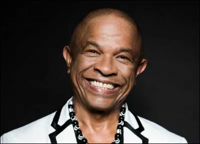 ''Positif'' est un album du chanteur ''Francky Vincent''. De quelle ile est-il originaire ?