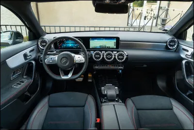 Finalement, tu te fais capturer, tu t'évanouis et à ton réveil tu te retrouves enfermé dans une voiture, que fais-tu ?