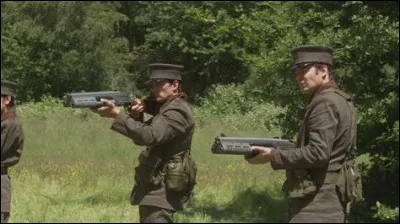 Quel peuple fait croire que ses membres sont des fermiers mais sont en réalité des militaires ?