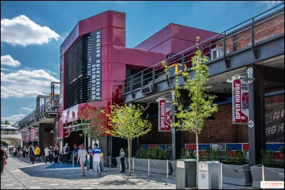 Tu te diriges ensuite vers le b&acirc;timent WEB. Il para&icirc;t que c'est ici que des &eacute;tudiants fabriquent l'&eacute;quipement de Spider-Man.Tu rentres avec d'autres recrues et un d&eacute;nomm&eacute; Peter Parker vous accueille. Comment r&eacute;agissez-vous ?