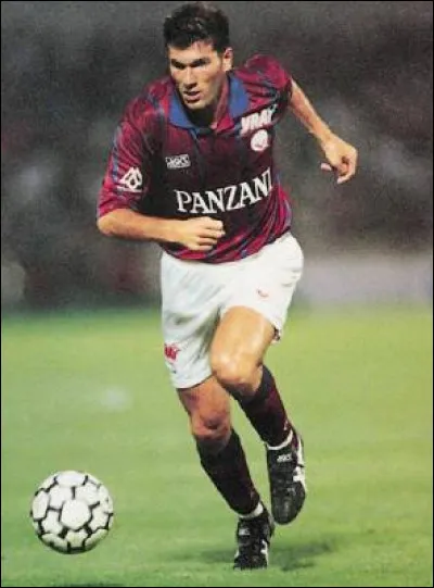 Z comme Zidane : avec quel club a-t-il remporté son premier titre - la coupe Intertoto en 1995 - puis disputé la finale de la coupe UEFA en 1996 ?