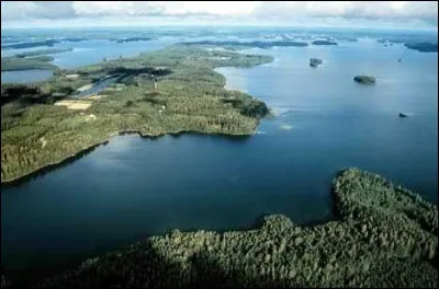 Géographie : 
Quel pays est surnommé "Pays des Mille lacs" ?