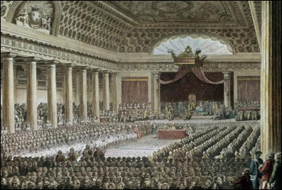 En 1789, le royaume de France est en crise. Louis XVI va alors convoquer les États généraux, pour la première fois depuis près de 175 ans. L'ouverture des États généraux a lieu le